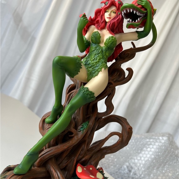 12” Poison Ivy Statue by IKON LE 200 SOLD OUT - Picture 6 of 15